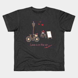 Love is in the air Kids T-Shirt